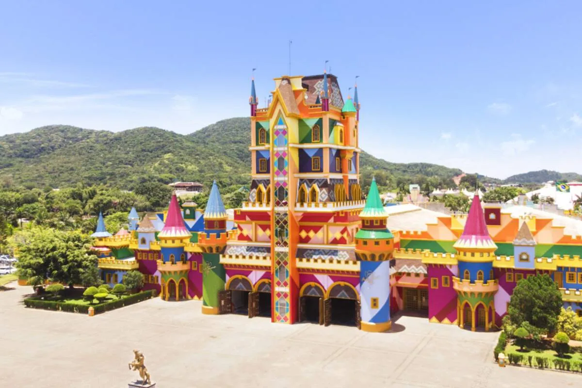 expansão de R$ 2 bilhões prevê hotéis próprios e 3 novas áreas temáticas