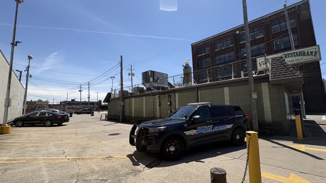 2 teens shot after gunfire erupts outside Cleveland restaurant