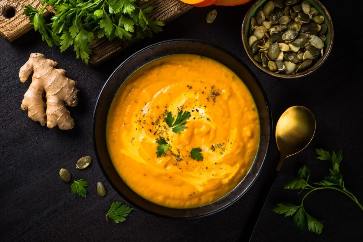 7 receitas de caldos, cremes e sopas low carb para os dias frios