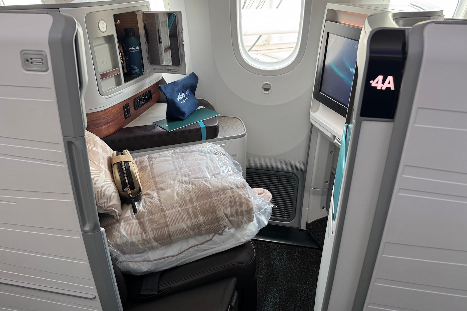 Alaska Airlines plots premium economy, luxe Seattle lounge