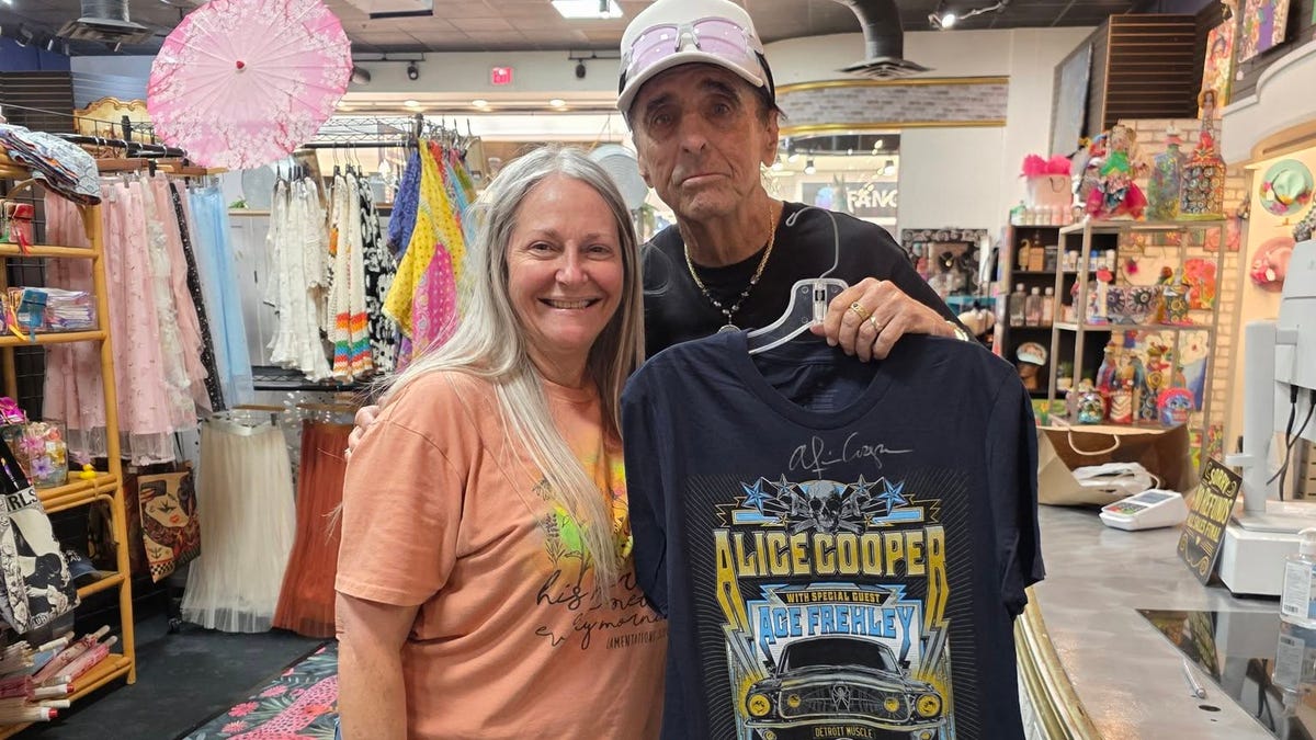 Alice Cooper visits Edison Mall, shops during Fort Myers, Florida stop