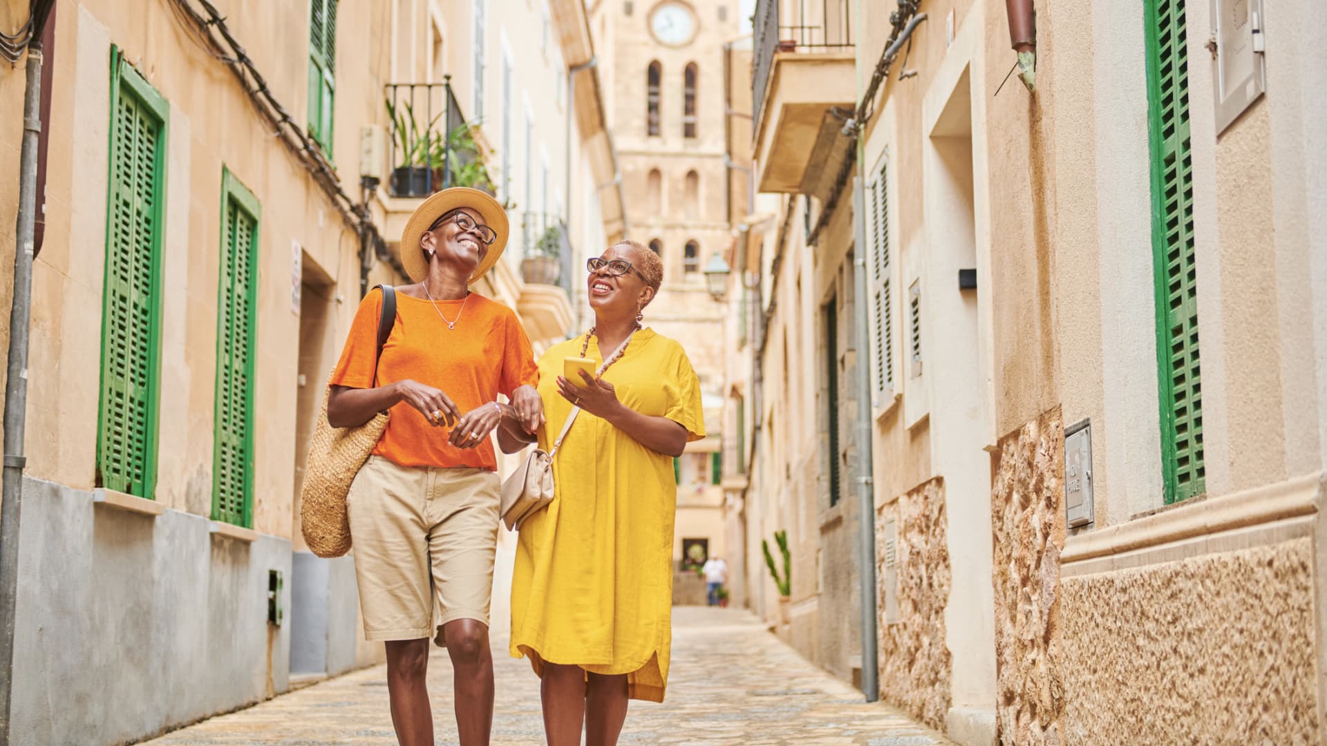 Americans are spending hundreds to learn how to leave the U.S.