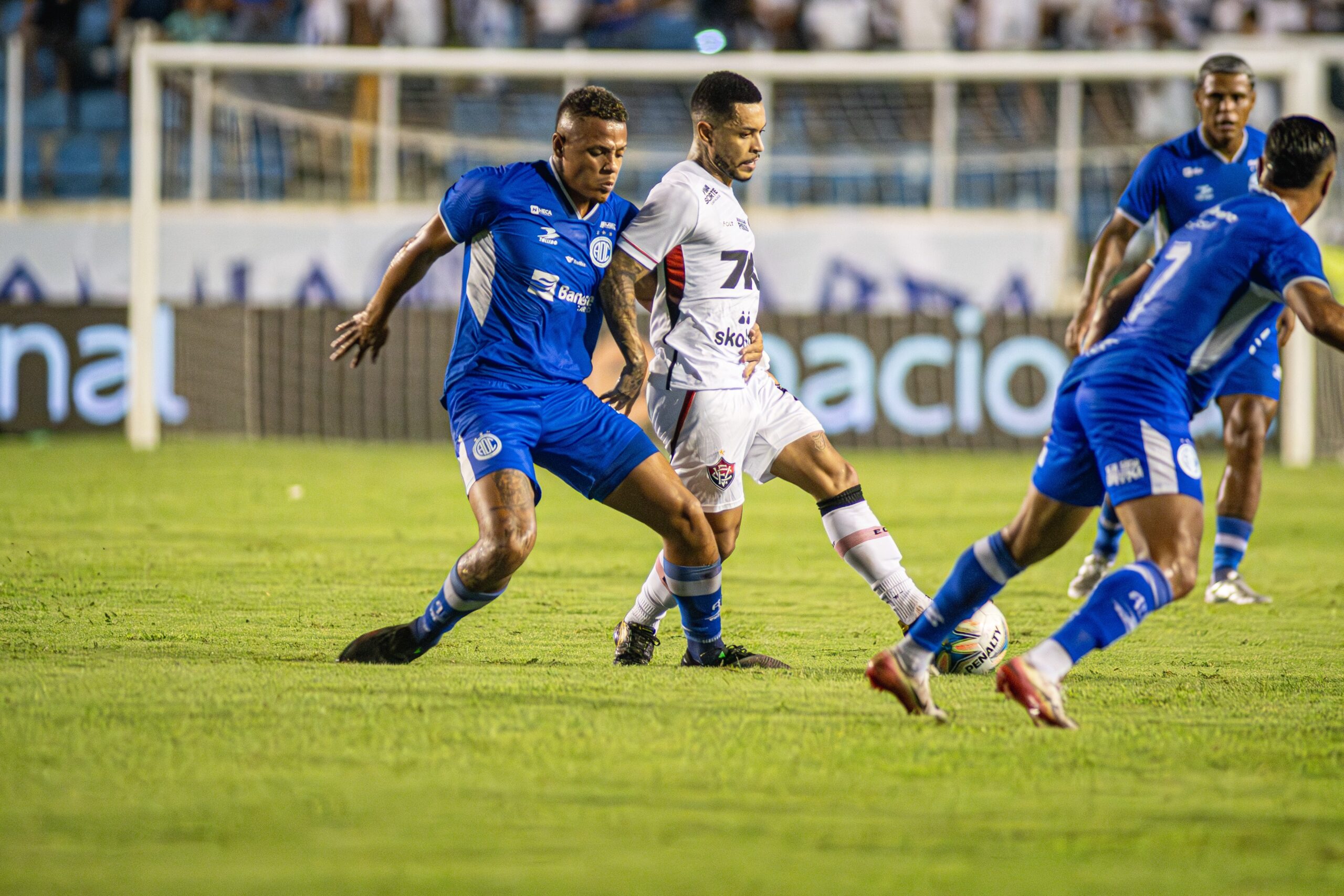 Análise: Vitória avança em jogo de pouca intensidade e muitos erros