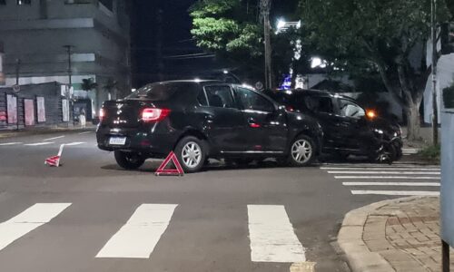 Batida impressionante no Centro de Cascavel aciona airbags e assusta motoristas