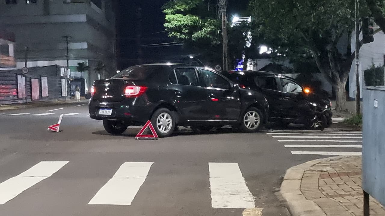 Batida impressionante no Centro de Cascavel aciona airbags e assusta motoristas