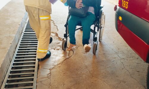 Box do banheiro estilhaça e mulher se fere com cacos de vidro