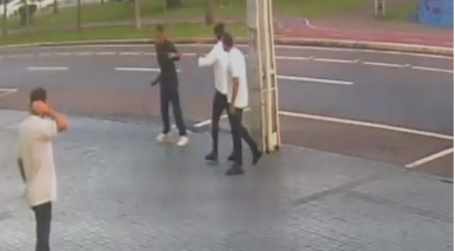 Câmera registra momento em que funcionário de loja é agredido por andarilho na Avenida Brasil