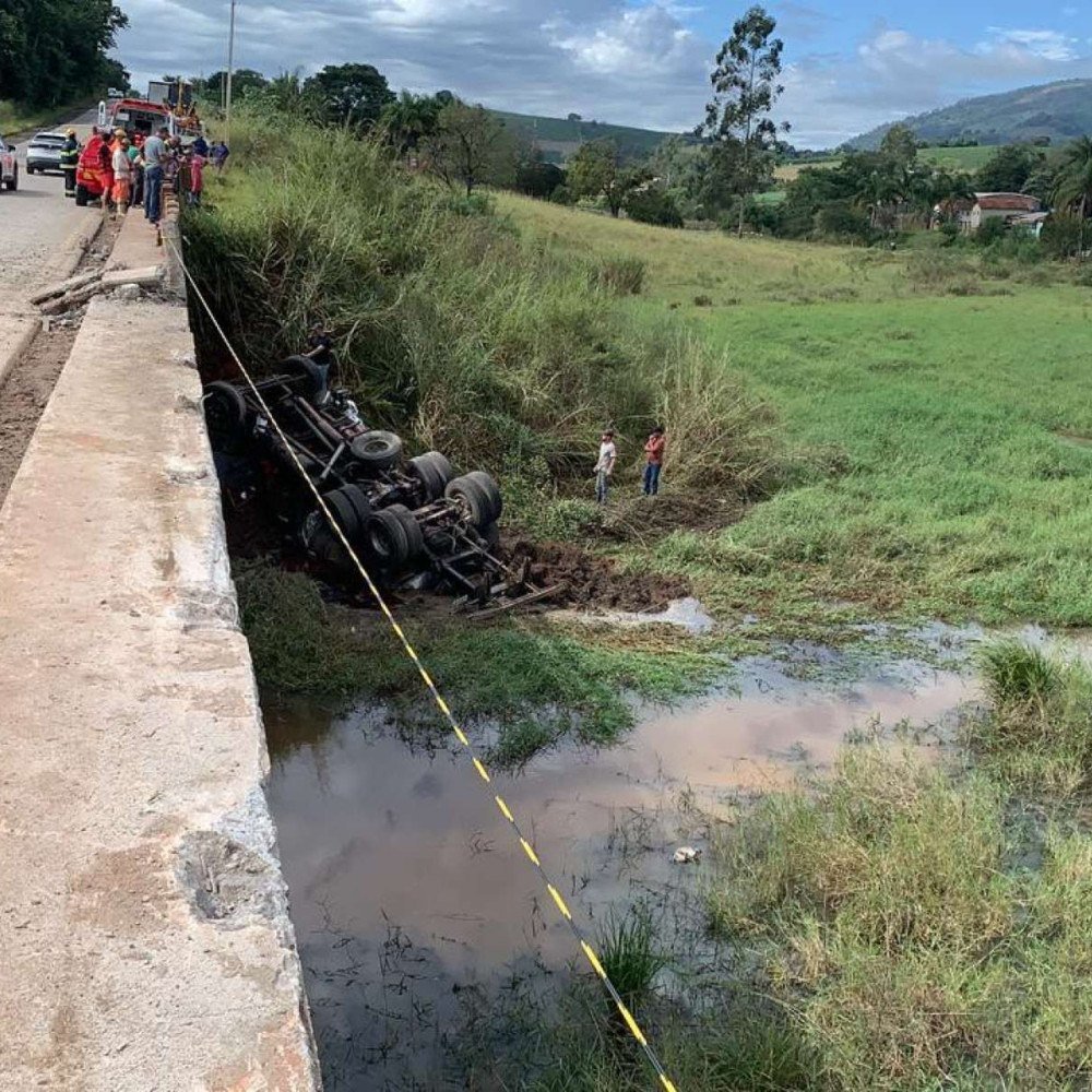 Caminhão cai de ponte no interior de Minas e deixa um morto