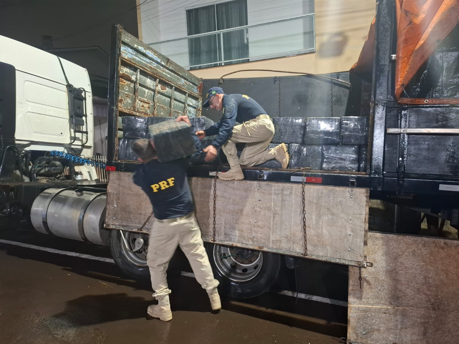 Carreta do tráfico é interceptada pela PRF com mais de 2,3 toneladas de maconha em Laranjeiras do Sul