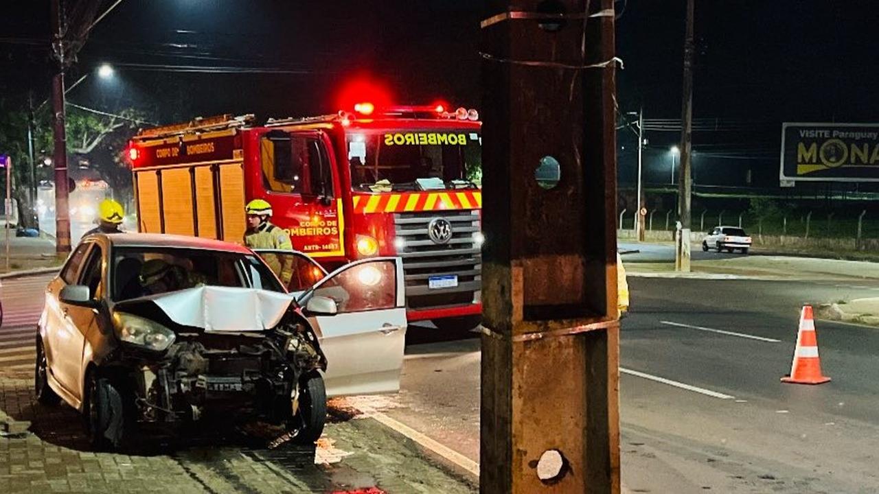 Carro bate violentamente contra poste e deixa mulher em estado grave