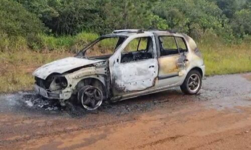 Carro de idosos pega fogo na estrada e fica completamente destruído