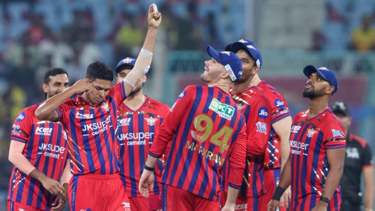 Chennai Super Kings reach 71 runs for the loss of three wickets in 10 overs against Lucknow Super Giants
