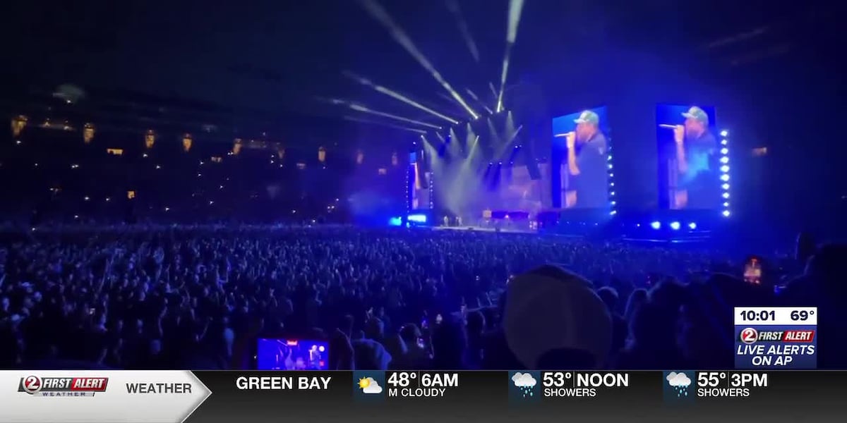 Country fans pack Lambeau Field for night 2 of Luke Combs