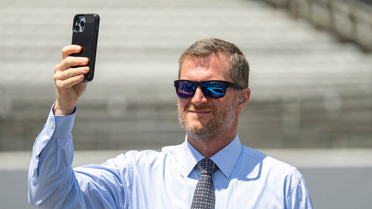 Dale Earnhardt Jr. buries mouthy NASCAR fan who attempted to insult his intelligence