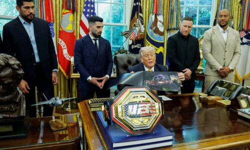 Donald Trump recebe lutadores e revela cinturão especial do UFC na Cas