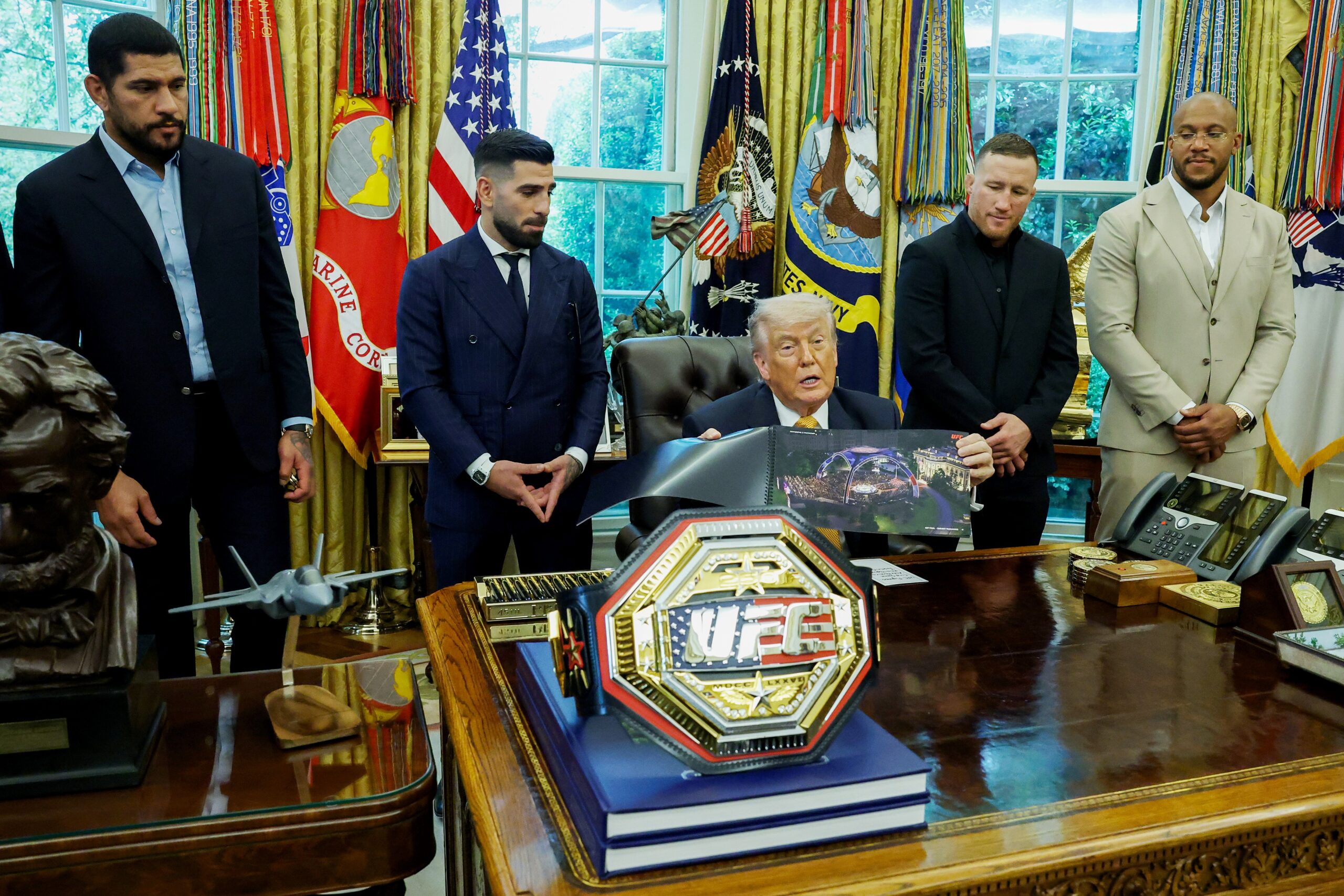 Donald Trump recebe lutadores e revela cinturão especial do UFC na Cas