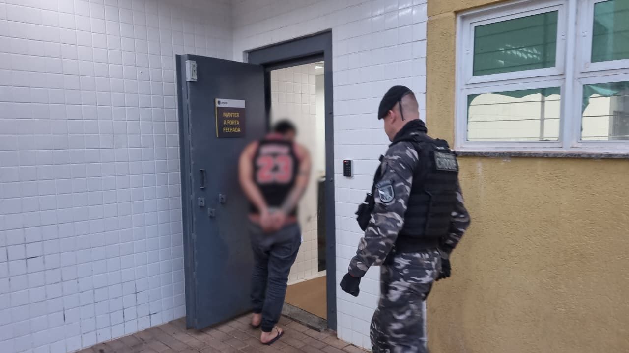 Durante cumprimento de mandado de prisão, Choque localiza homem com maconha e arma francesa