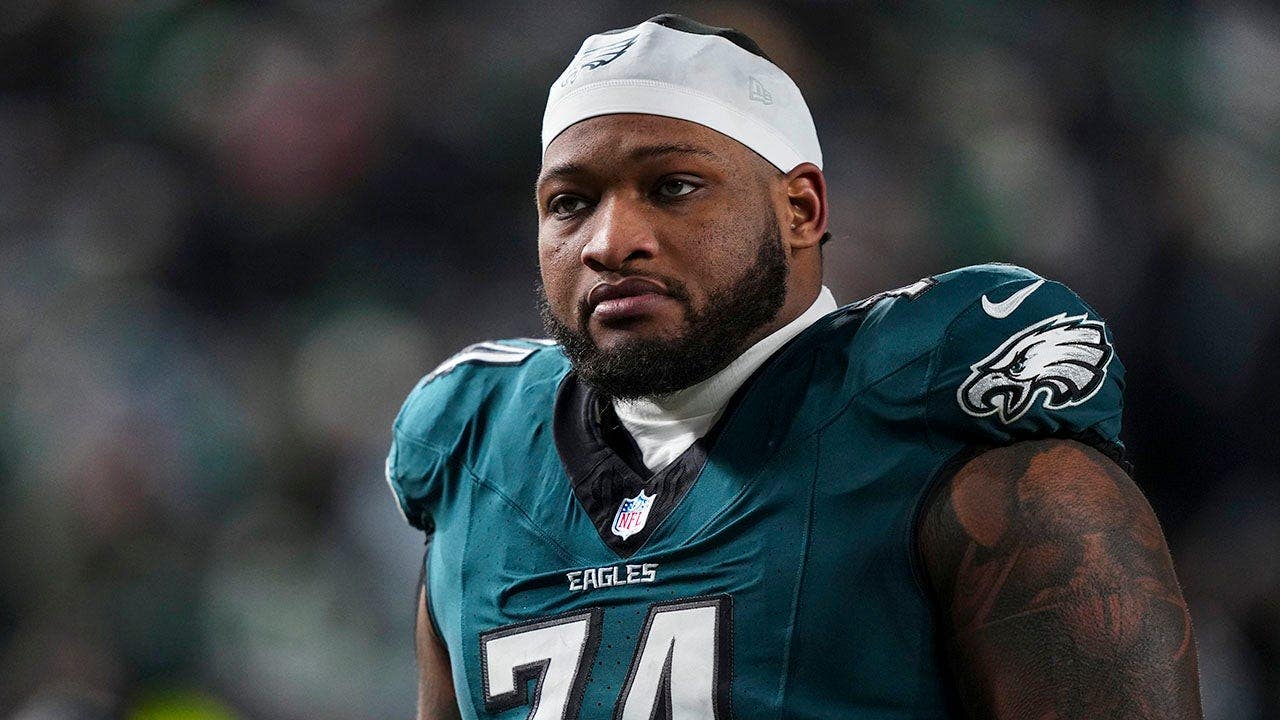 Eagles Super Bowl champion accused of kicking out pregnant ex-girlfriend, seeking women on dating app