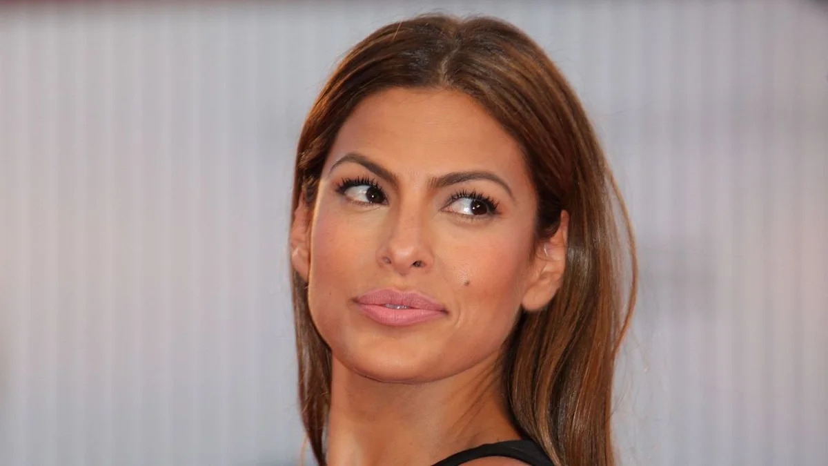 Eva Mendes's Edenic Wallpaper is Her Simple, On-Trend Technique for Adding Personality to a Kitchen