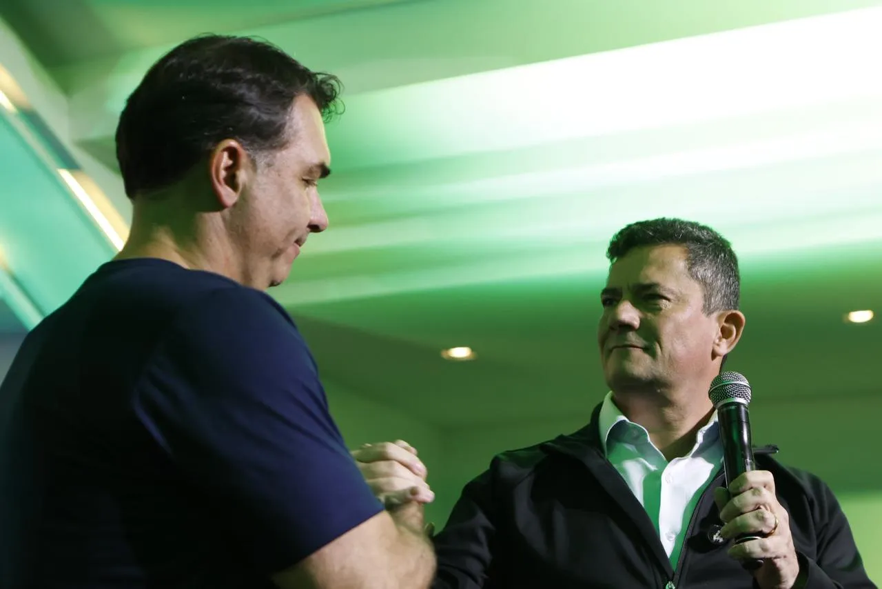 Flávio Bolsonaro traz dos EUA pauta contra facções e sela aliança com Moro