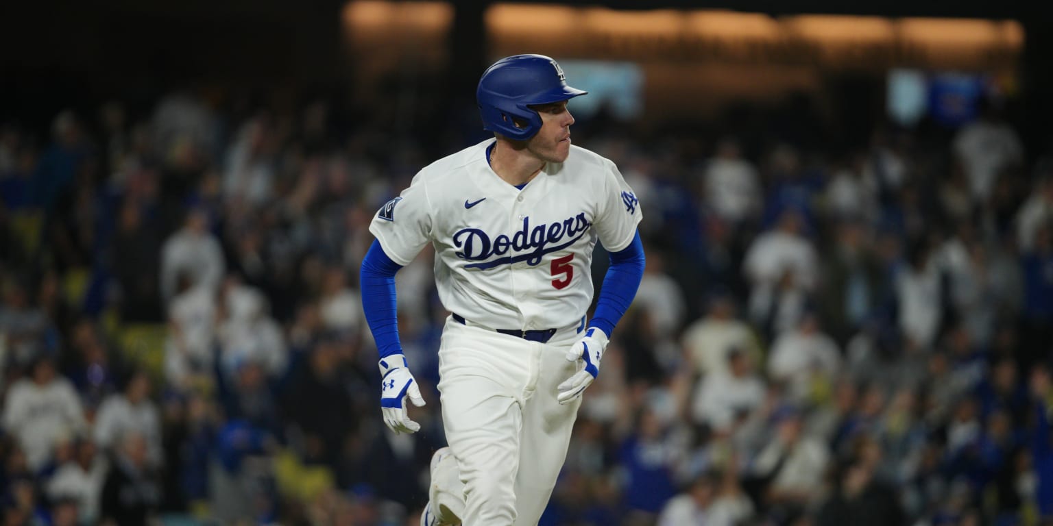 Freddie Freeman hits 100th Dodgers home run