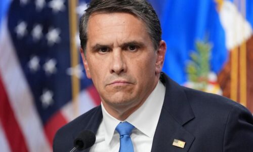 Gobierno de Trump busca deportaciones más rápidas; va tras jueces que considera lentos