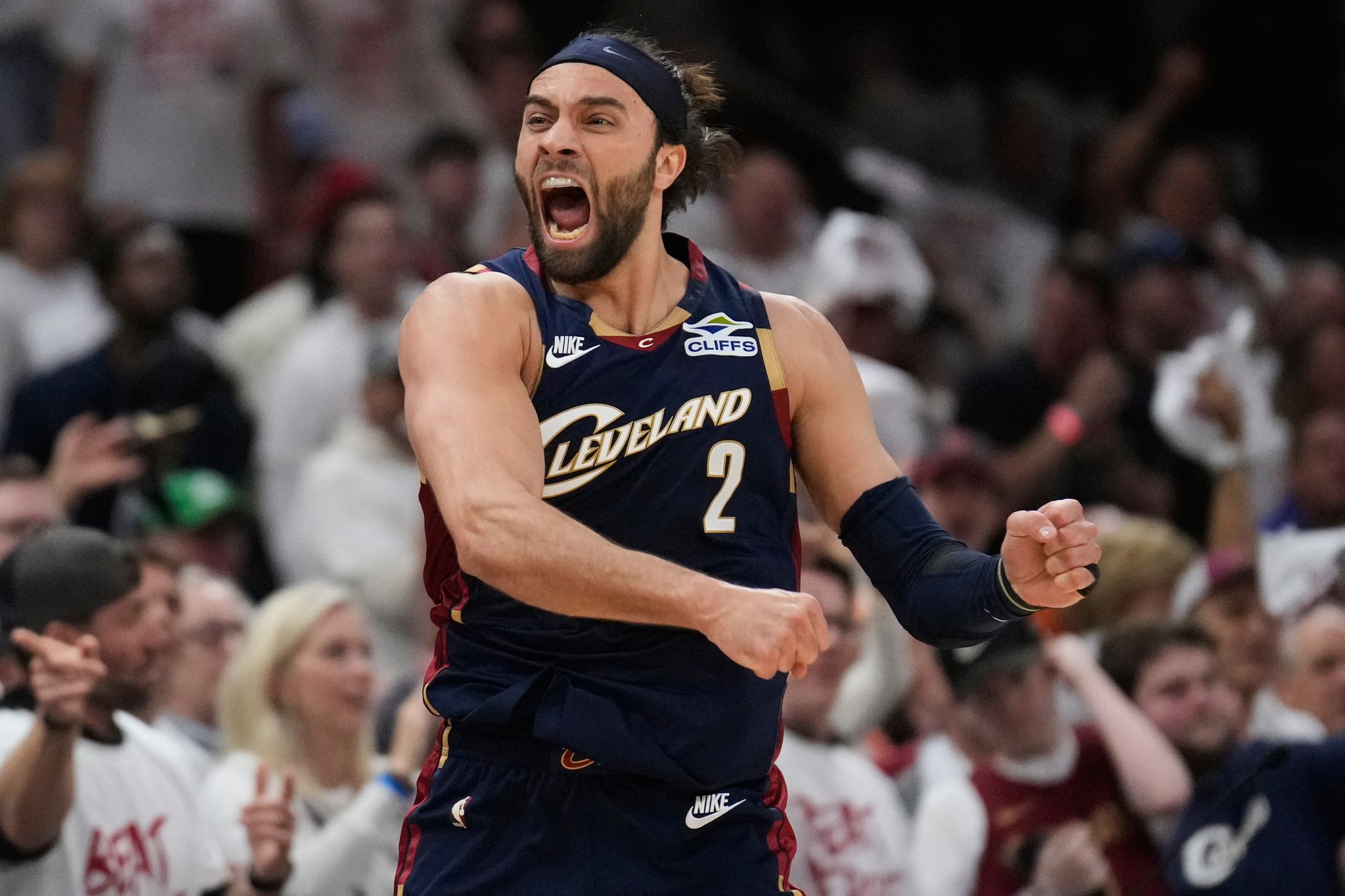 Harden atina tiros clave, Mitchell suma 35 puntos y Cavs vencen 116-109 a Pistons en 3er partido