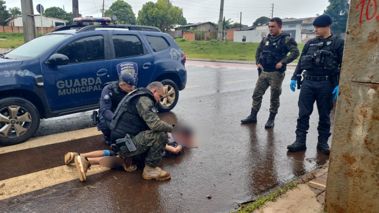 Homem é detido após ameaçar companheira e avançar contra agentes da Guarda Municipal em Cascavel