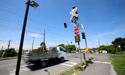 Homem fica ferido ao ser atingido por trem em Curitiba