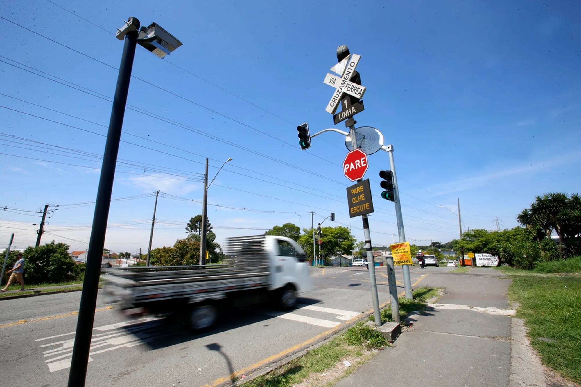 Homem fica ferido ao ser atingido por trem em Curitiba