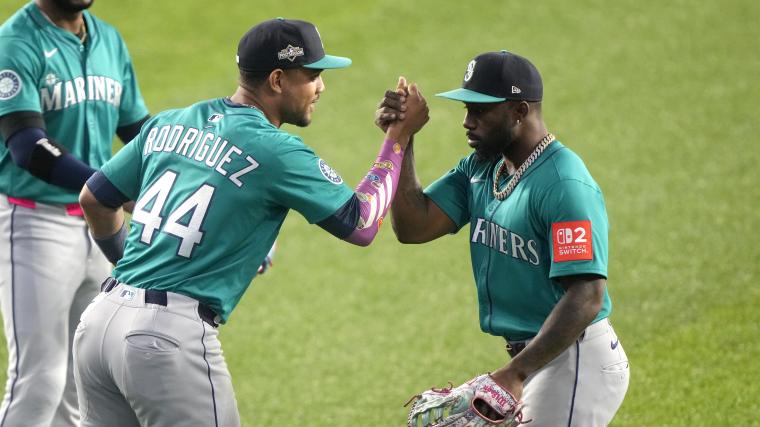 Julio Rodríguez survives painful foul-ball scare as Mariners' Randy Arozarena delivers comic relief