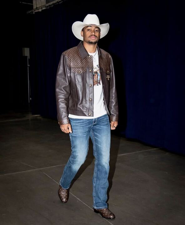 Keldon Johnson leads Spurs tunnel fashion before Game 5 vs. Thunder
