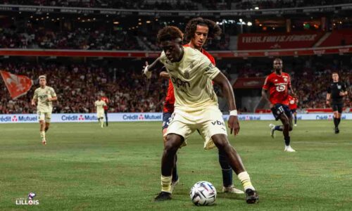 Ayyoub Bouaddi, milieu de terrain du LOSC au duel avec un joueur de l