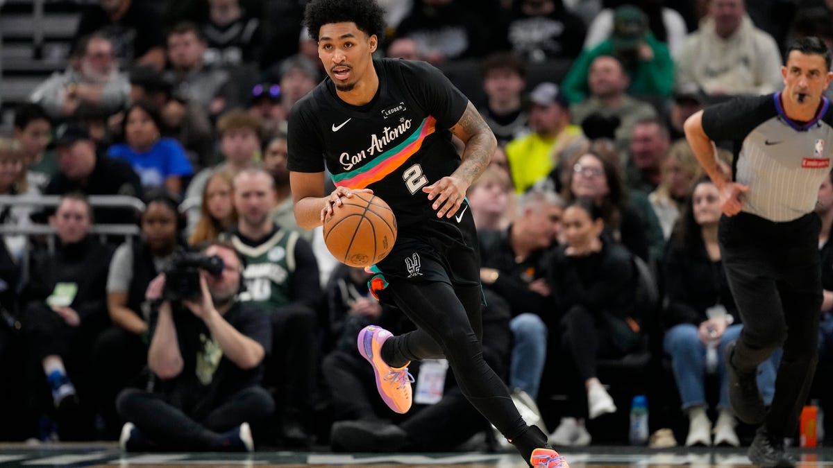 Latest on Spurs star after getting hurt in Game 2