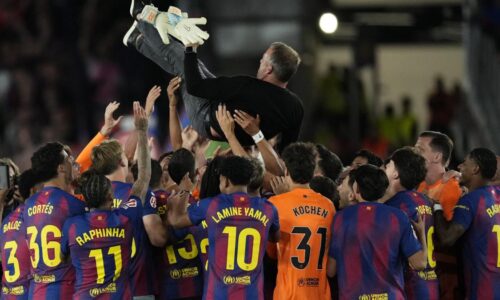 Les belles condoléances des stars du FC Barcelone à Hansi Flick pendant la célébration du titre