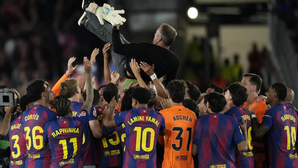 Les belles condoléances des stars du FC Barcelone à Hansi Flick pendant la célébration du titre