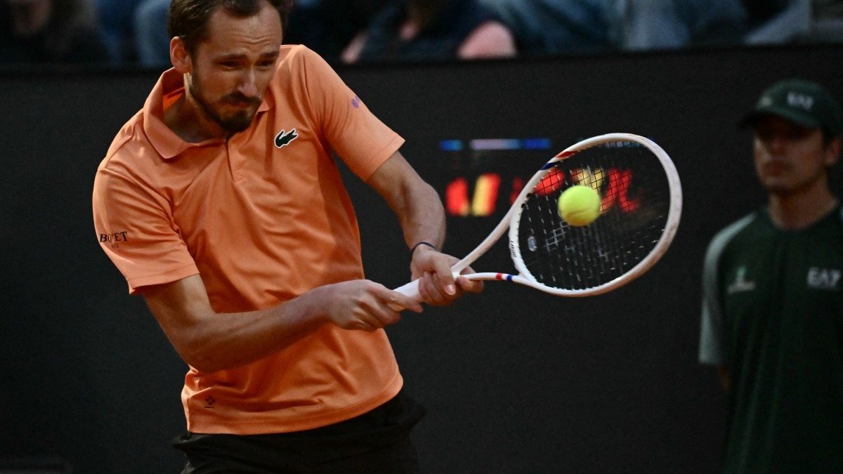 Medvedev vence espanhol Landaluce e será o rival de Sinner na semifinal em Roma