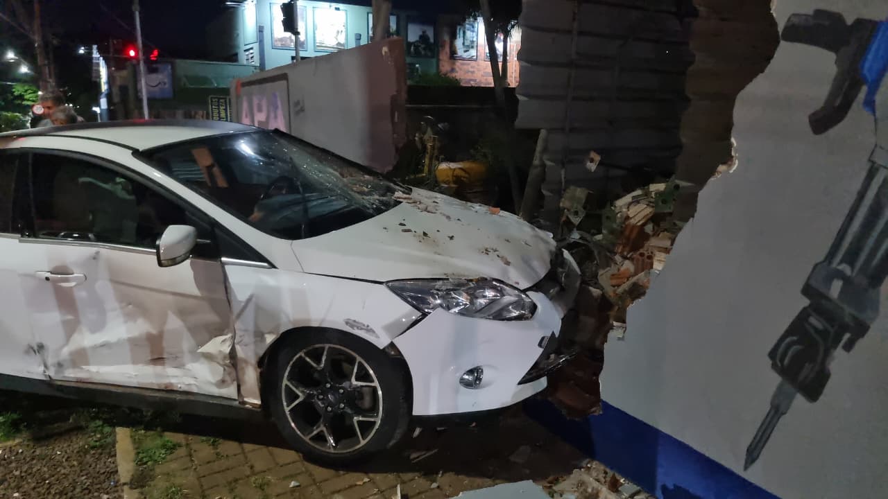 Motorista é detido após acidente entre Fiesta e Corsa no Bairro Claudete