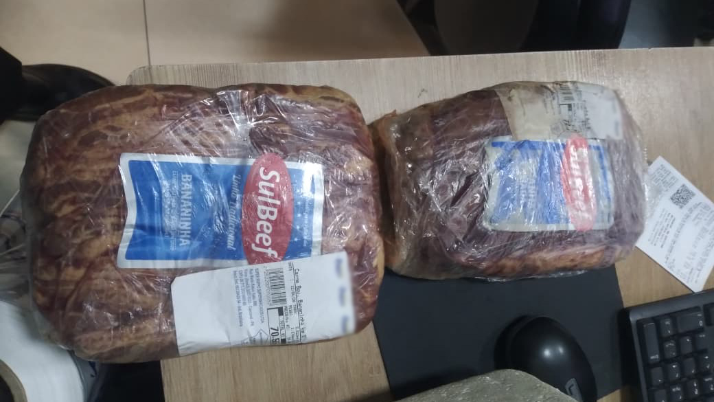 Mulher é detida após furtar pacotes de carne e desacatar policiais no Bairro Periolo, em Cascavel