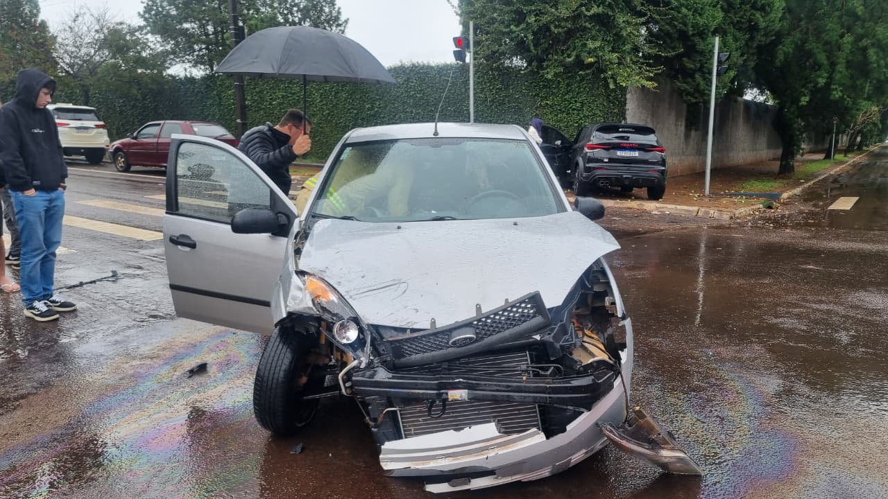 Mulher é socorrida após acidente entre Fiesta e Pulse Abarth no Centro de Cascavel