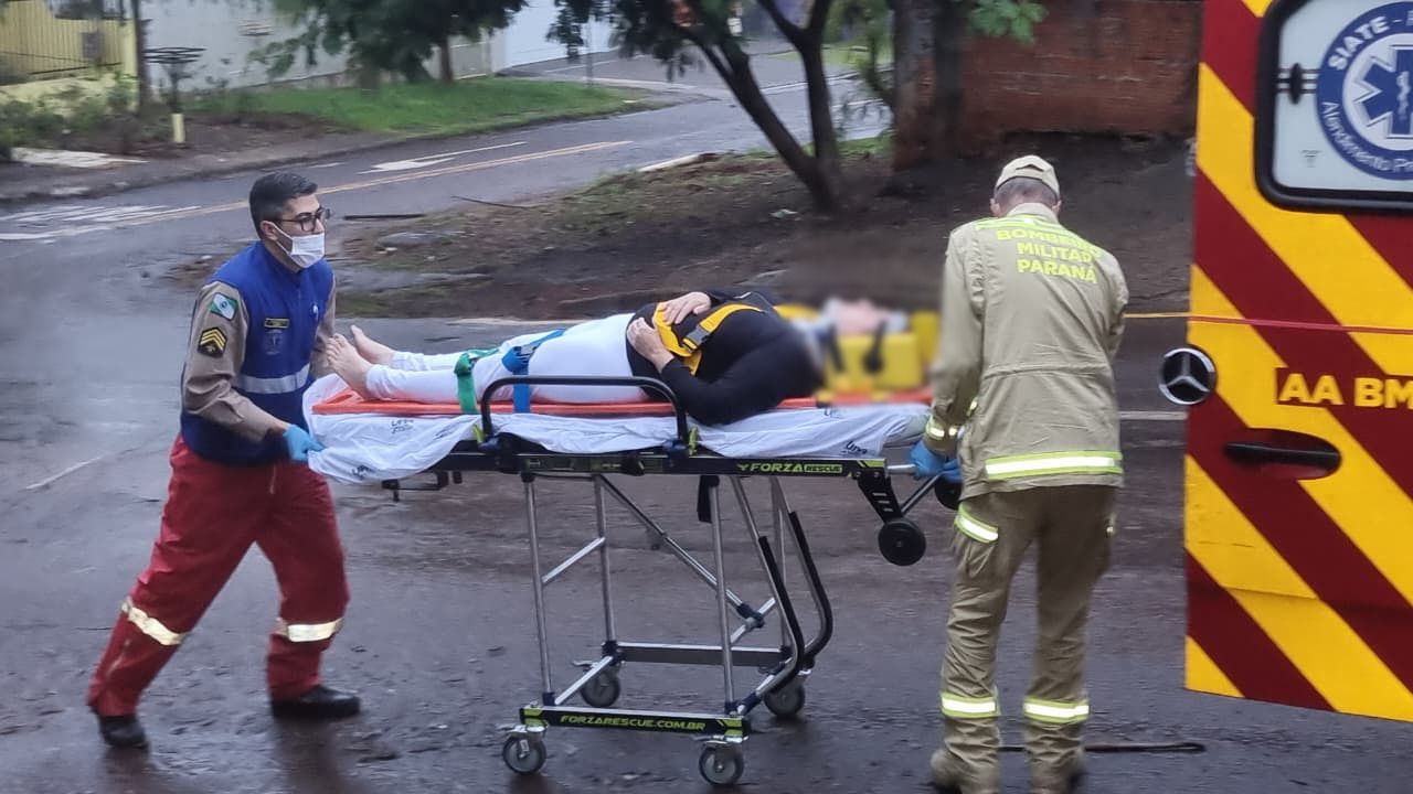 Mulher é socorrida após cair de escada em residência no Cancelli