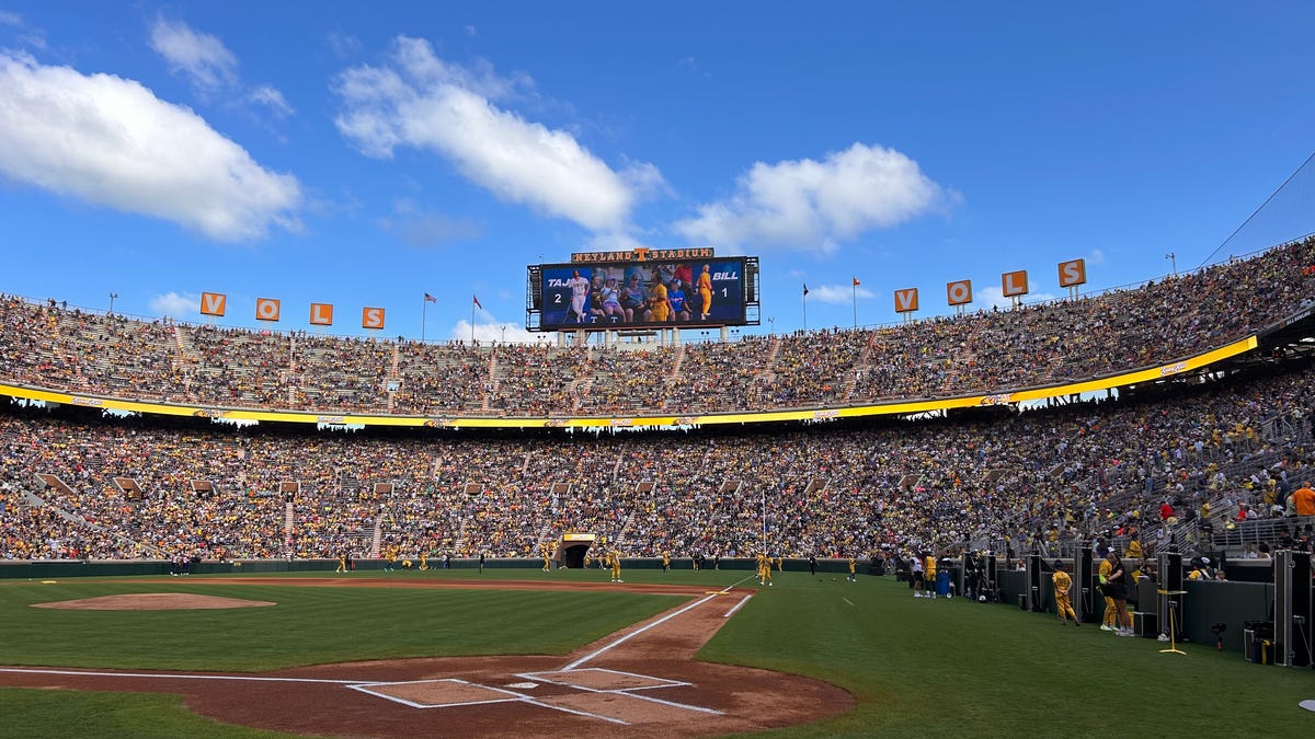Neyland Stadium fans try to set Savannah Bananas attendance record in Knoxville