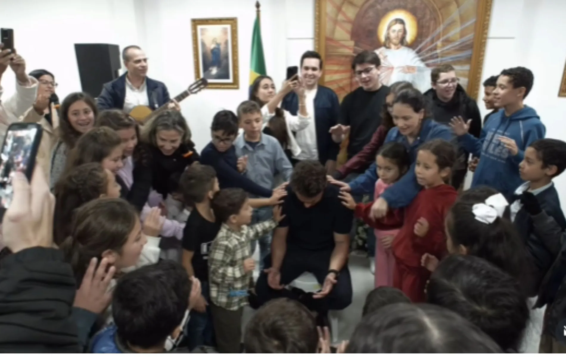 Nikolas Ferreira recebe oração de crianças em visita a instituição em Curitiba