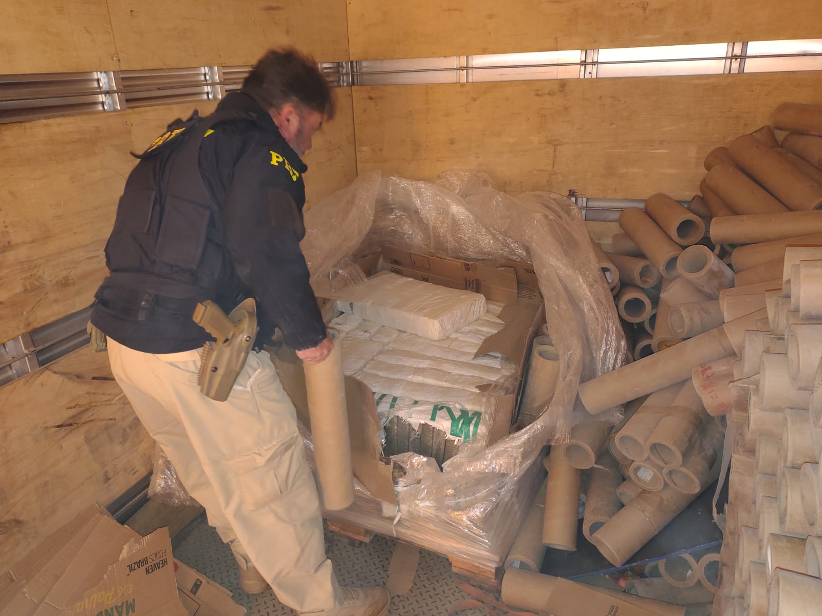 PRF apreende 275 quilos de maconha escondidos em carga de tubos de papel em Cascavel