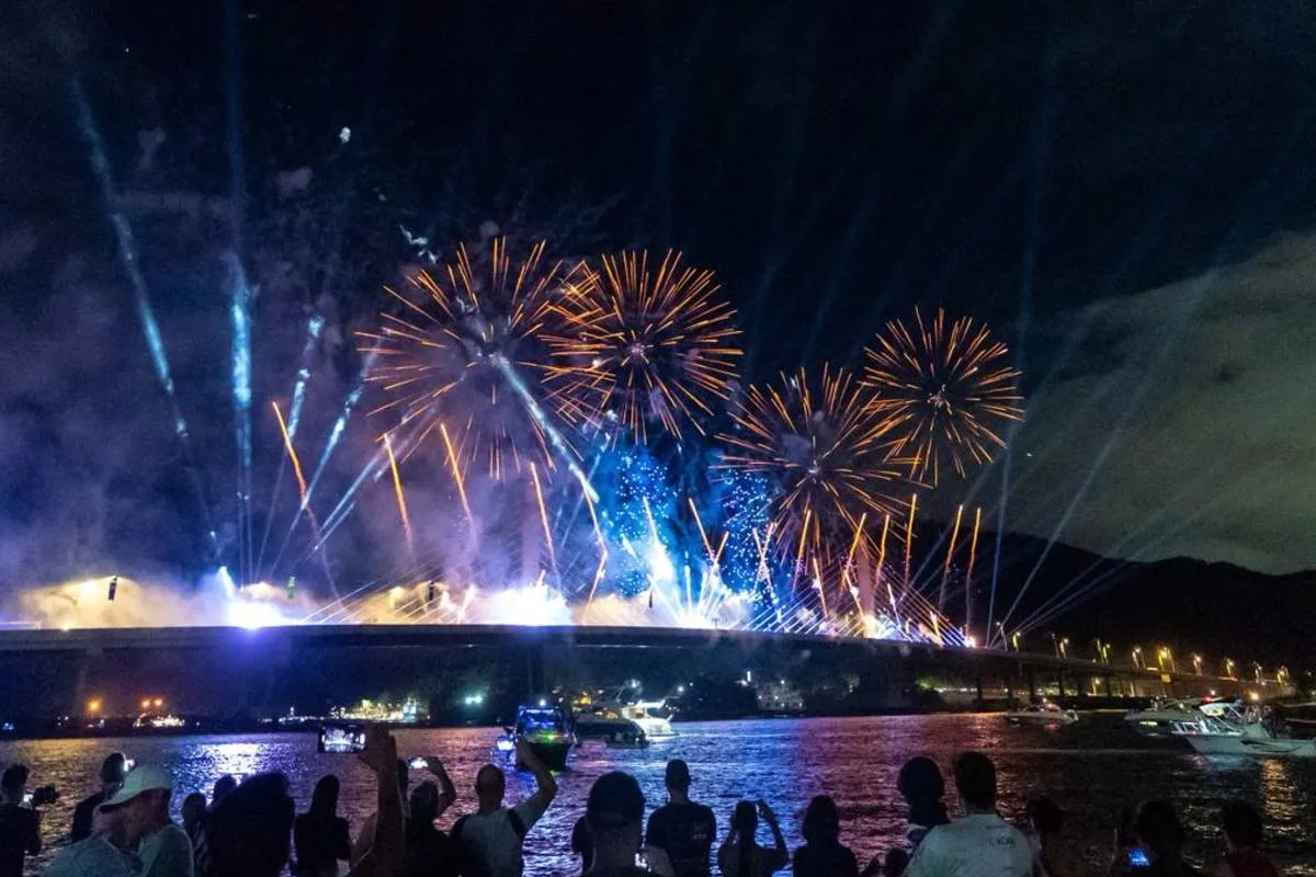 Ponte de Guaratuba: Vídeo mostra show de fogos de artifício e drones