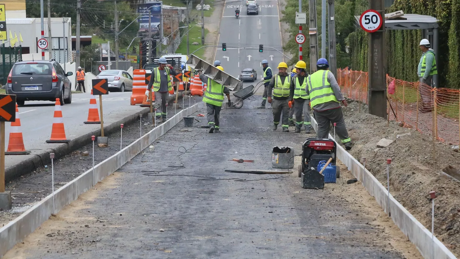 Por que Curitiba está trocando o asfalto por concreto em ruas?