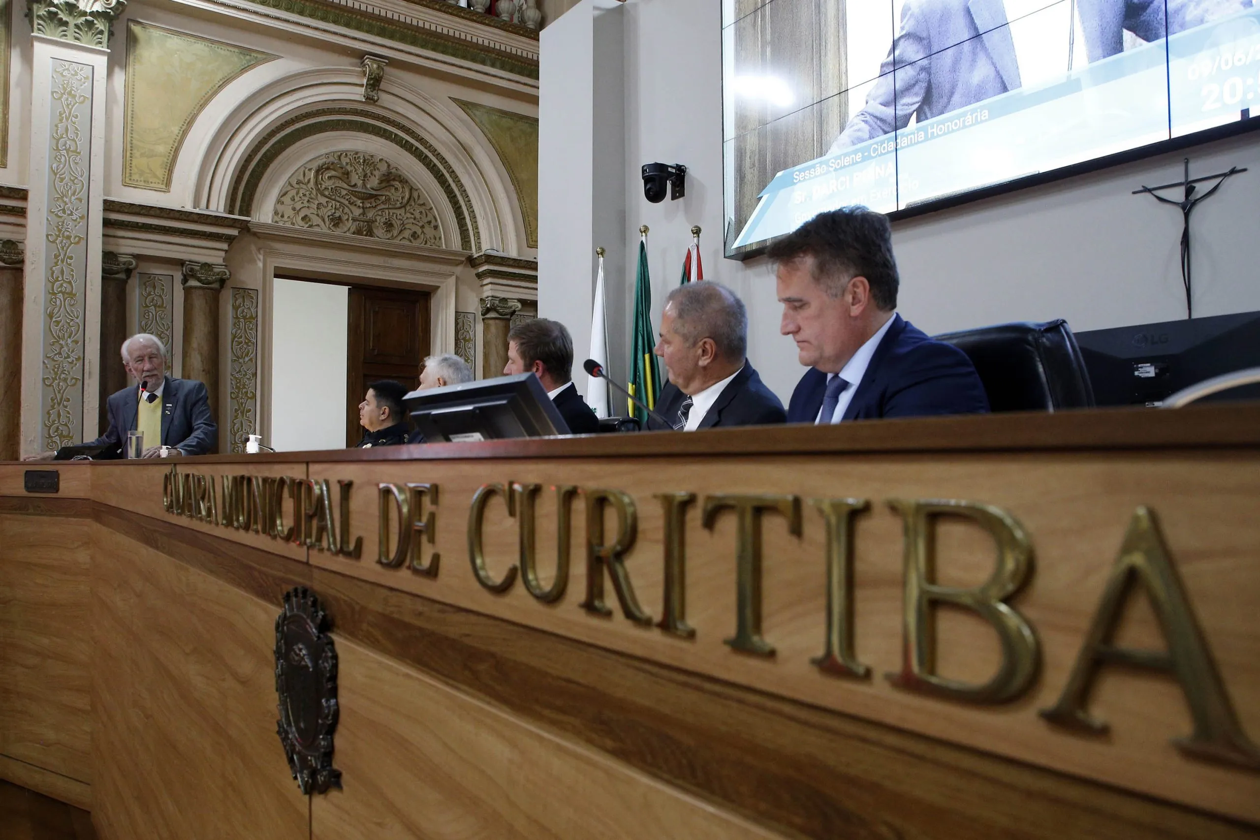 Projeto propõe fim de pensão para dependentes de vereadores em Curitiba