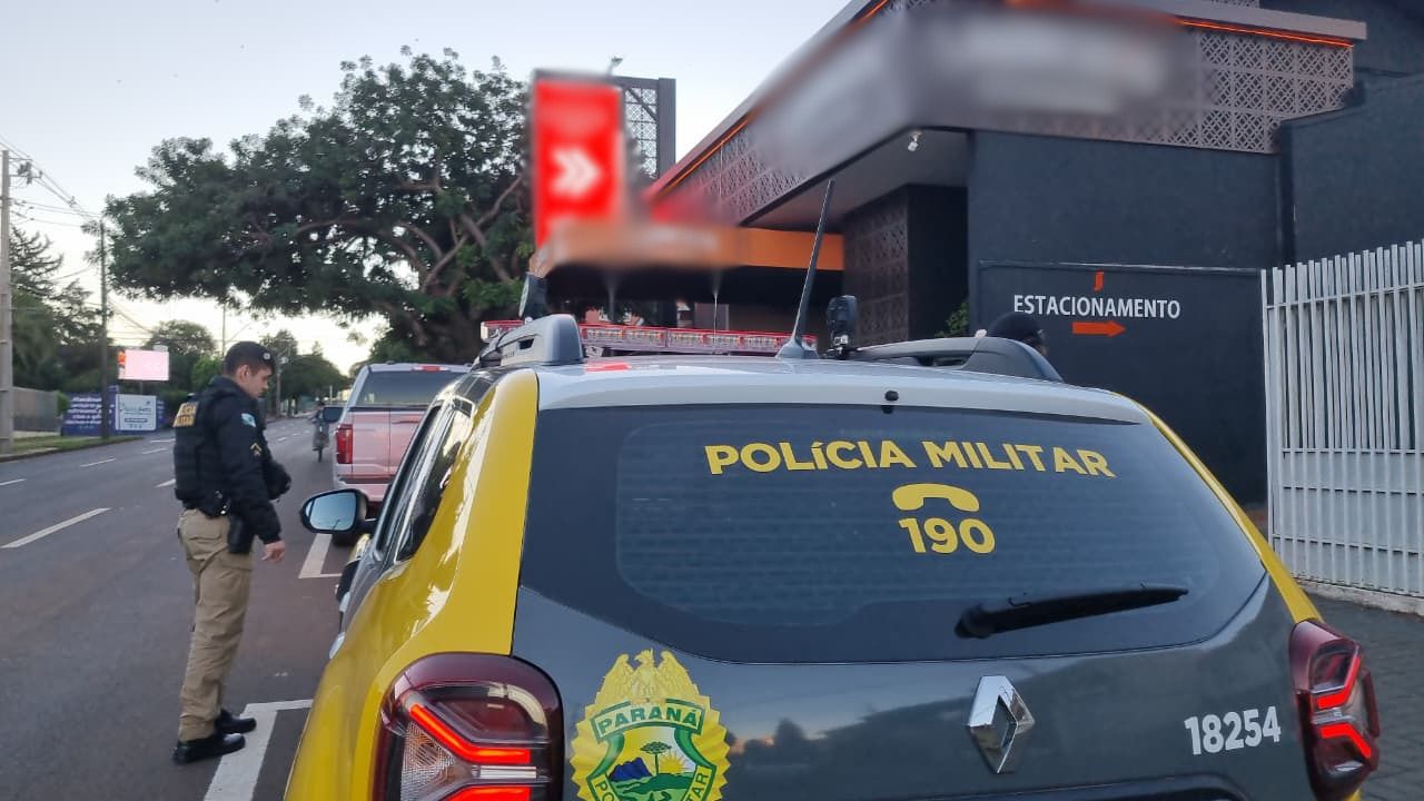 Restaurante é alvo de ladrões na madrugada desta terça-feira (12)