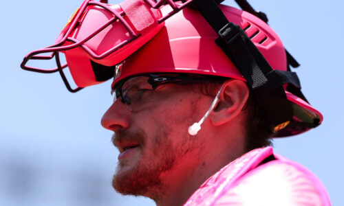 Sean Murphy on injured list with fractured finger; Braves sign Sandy León