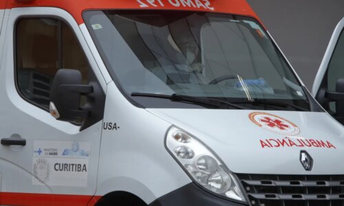 Socorrista é atingido por carro enquanto isolava local de acidente na Grande Curitiba